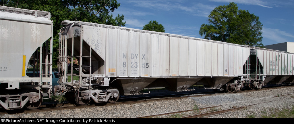 NDYX 823554 X-NOKL 823554 XX-NAHX 479851 PS 4750cf 3-gate covered hopper on CSX Cartersville GA 6-33PM 05-03-2018